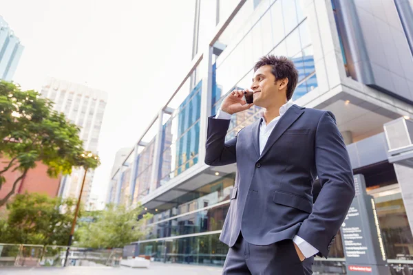 Porträtt av säker affärsman med mobiltelefon utomhus — Stockfoto