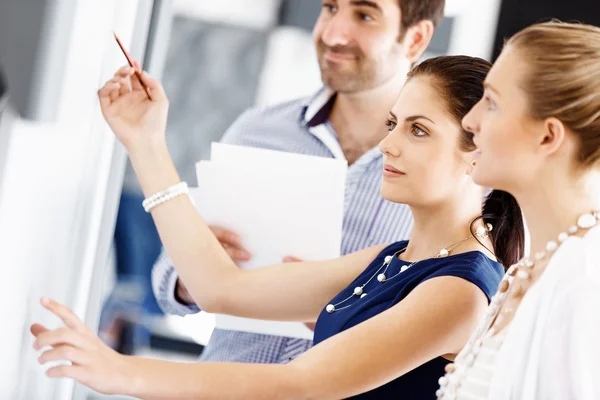 Gente de negocios en oficina moderna — Foto de Stock