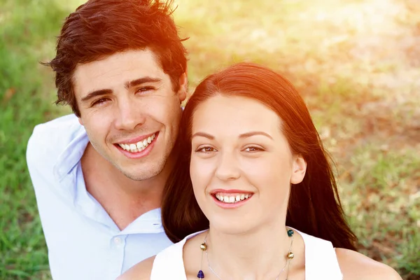 Young couple in the park — Stock Photo, Image