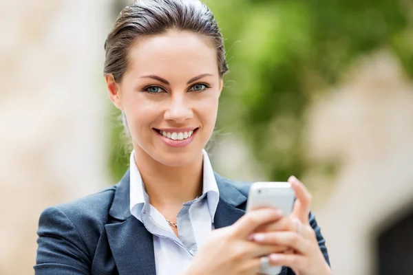 Portrait of business woman smiling outdoor — Stock Photo, Image