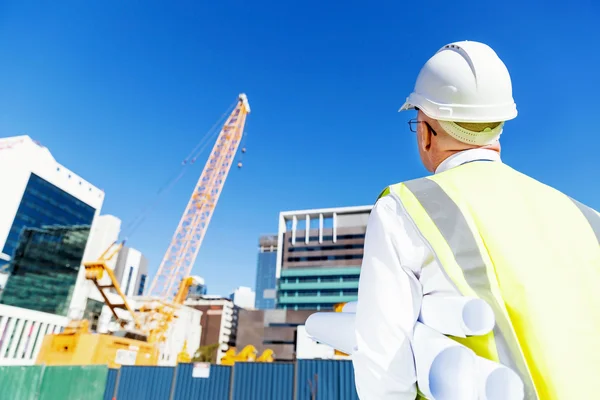 Engenheiro construtor em canteiro de obras — Fotografia de Stock