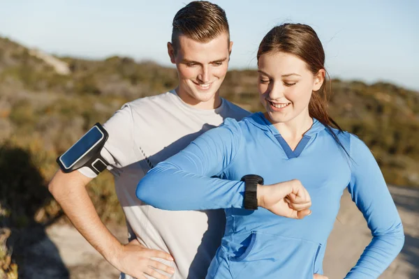 Runner donna con cardiofrequenzimetro in esecuzione sulla spiaggia — Foto Stock