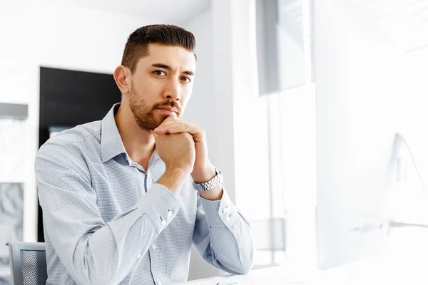 Mannelijke kantoor werknemer zit aan Bureau — Stockfoto