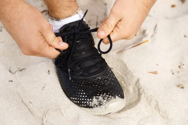 Corredor cadarços seus sapatos e se prepara para correr — Fotografia de Stock