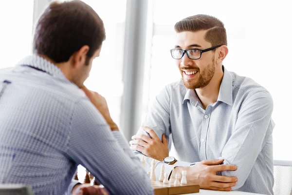 İki genç adam satranç portresi