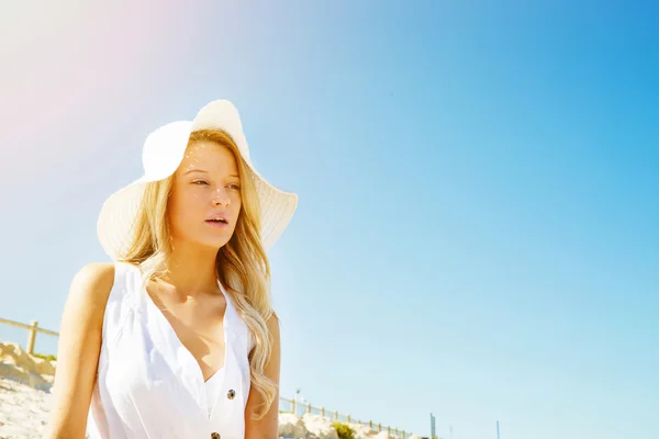 Jonge vrouw ontspannen op het strand — Stockfoto