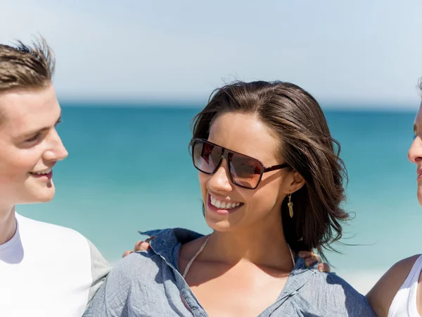 Gesellschaft junger Leute am Strand — Stockfoto