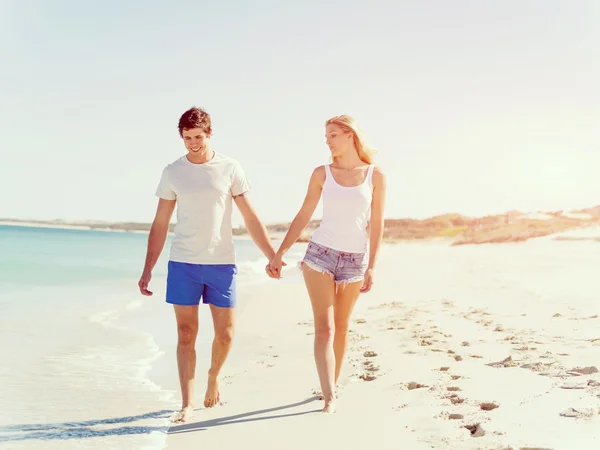 Romantique jeune couple sur la plage — Photo