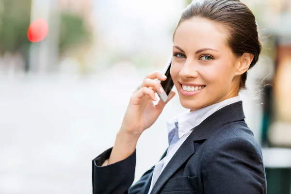 Portrait de femme d'affaires souriant en plein air — Photo