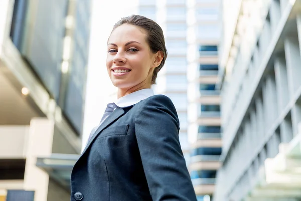 Portrait of business woman smiling outdoor — Stock Photo, Image