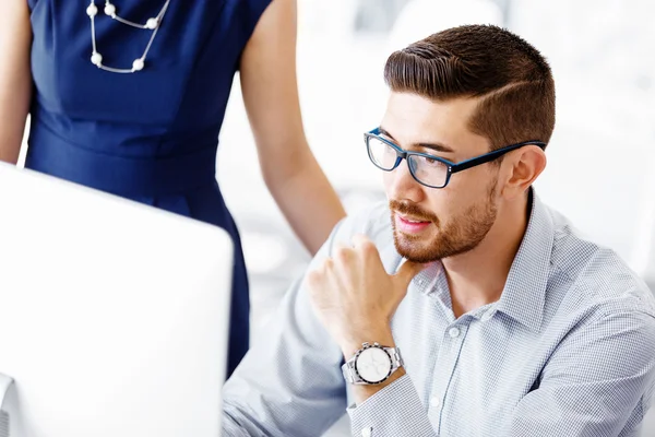 Les gens d'affaires dans le bureau moderne — Photo