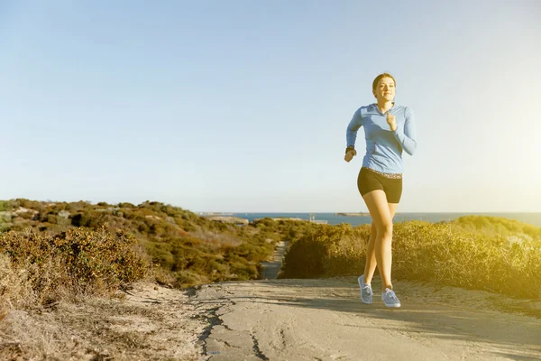 Sport coureur jogging sur la plage de travail — Photo