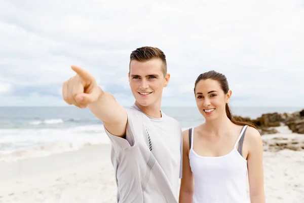 Par av löpare står tillsammans på stranden — Stockfoto