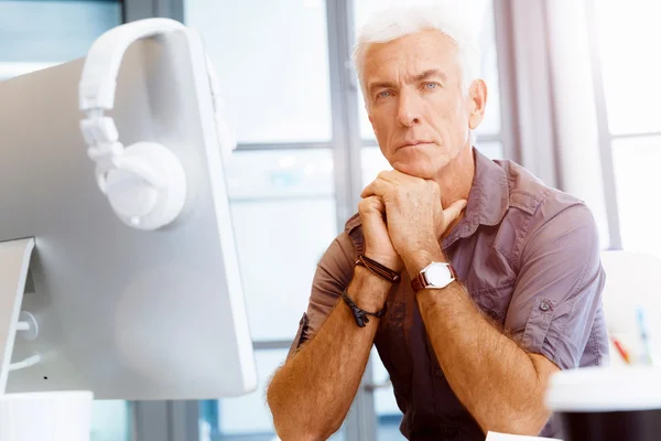 Beau homme d'affaires au bureau — Photo