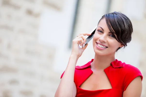 Portret van zakenvrouw met mobiele telefoon — Stockfoto