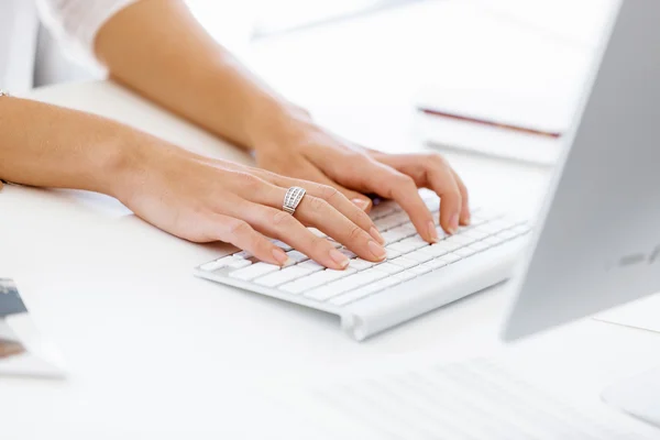 Mains féminines tapant sur le clavier — Photo