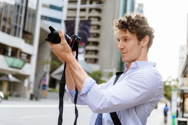 Mannelijke fotograaf nemen foto — Stockfoto