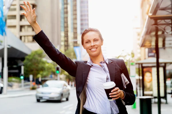 Portrait de femme d'affaires attrapant taxi — Photo