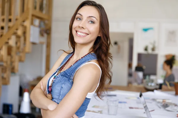 Jonge vrouw permanent in creatieve kantoor — Stockfoto