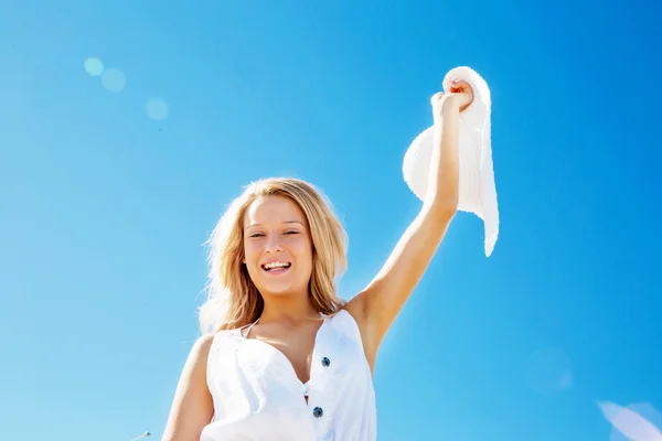 Young woman relaxing on the beach — Stock Photo, Image