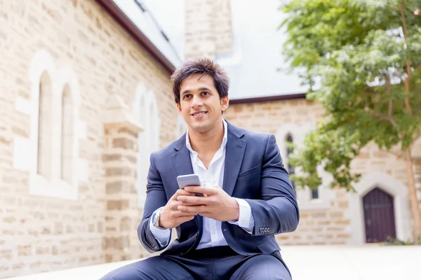 Retrato de empresario confiado al aire libre — Foto de Stock