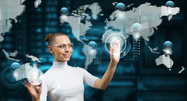 Sanal arabirim ile çalışan kadın