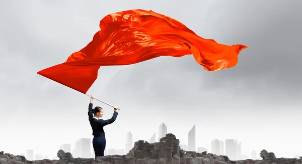 Mulher acenando bandeira vermelha — Fotografia de Stock