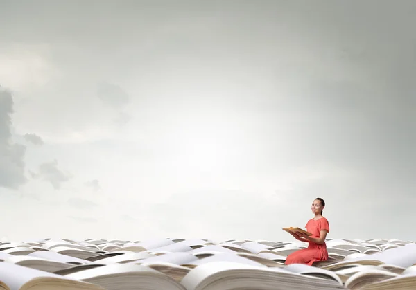 Mulher de vestido com livro — Fotografia de Stock