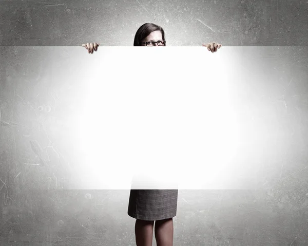 Geschäftsfrau mit leerem Plakat — Stockfoto