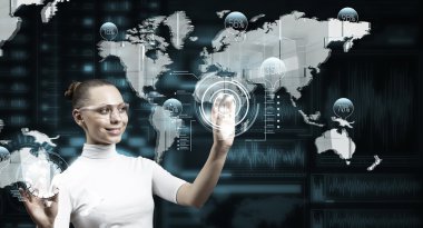 Sanal arabirim ile çalışan kadın