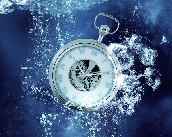 Кишеньковий годинник у воді — стокове фото