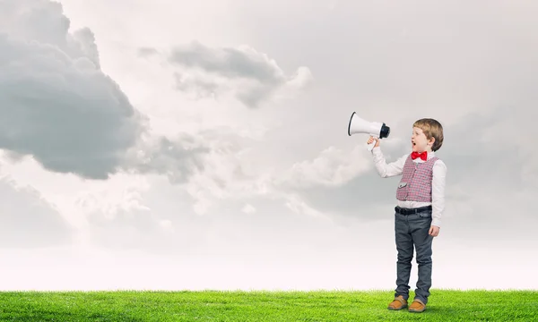 Garçon enfant avec mégaphone — Photo