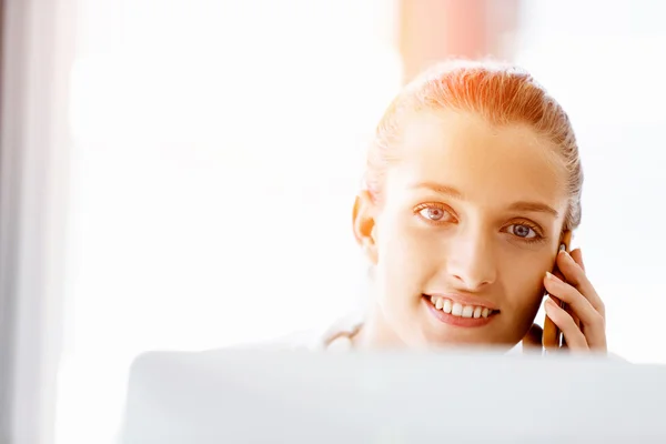 Attraktive Büroangestellte am Schreibtisch — Stockfoto