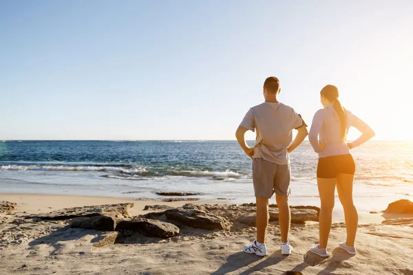 Jeune couple sur la plage d'entraînement ensemble — Photo