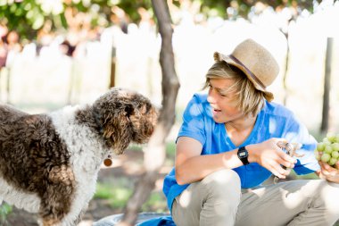 Üzüm bağı çocuk