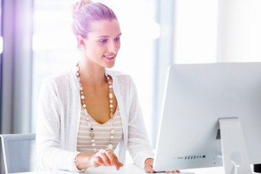 Çekici ofis çalışanı masada oturuyor.