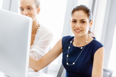 Ofiste iki bayan meslektaşım var.