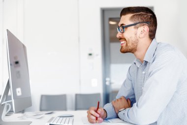 Masa başında oturan erkek ofis çalışanı