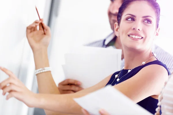 Geschäftsleute im modernen Büro — Stockfoto