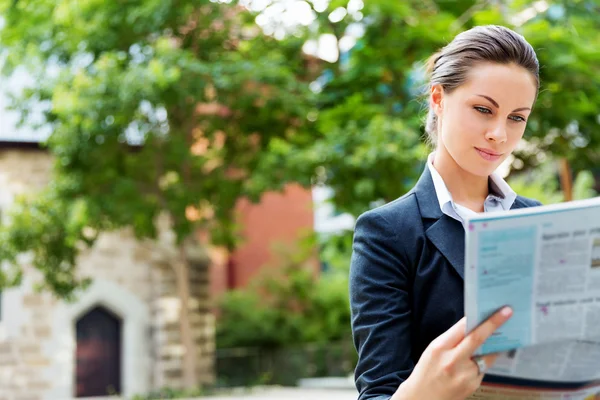 Portrait of business woman smiling outdoor — Stock Photo, Image