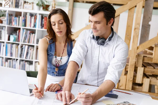 Start-up Team av två unga människor — Stockfoto