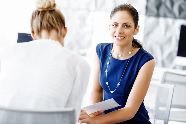 Twee vrouwelijke collega 's in functie — Stockfoto