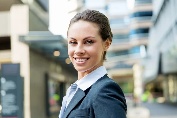 Portrait de femme d'affaires souriant en plein air — Photo