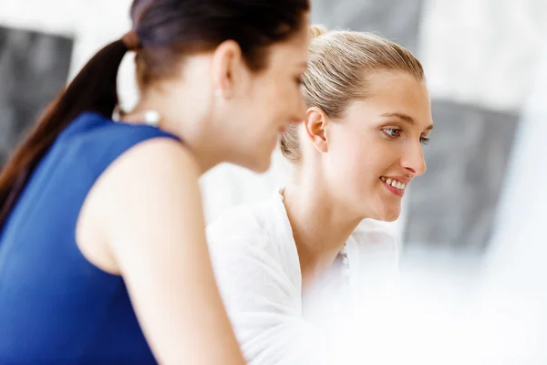 Two female colleagues in office — Stock Photo, Image