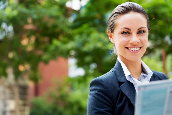 Portrait de femme d'affaires souriant en plein air — Photo