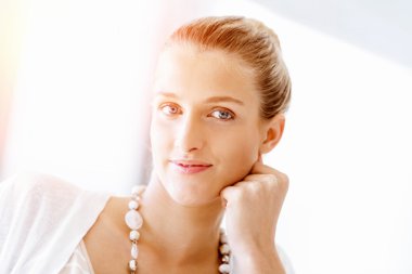 Çekici ofis çalışanı masada oturuyor.