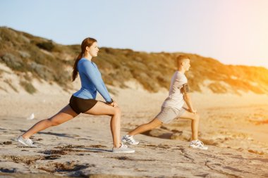 Plaj birlikte eğitim genç Çift