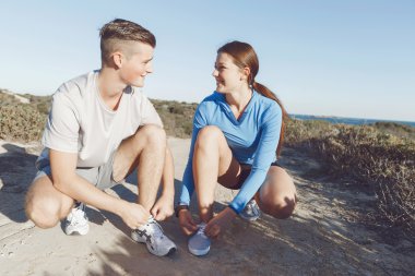 Koşucular birkaç ayakkabı Dantel ve koşu için hazırlamak