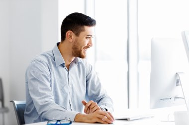 Masa başında oturan erkek ofis çalışanı