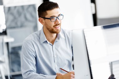 Masa başında oturan erkek ofis çalışanı